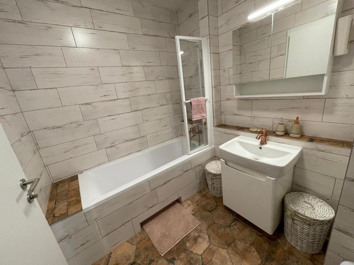 Modern And Quiet Apartment With Air Conditioning And Private Parking Košice Eksteriør bilde
